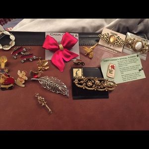 Lot of vintage brooches/pins